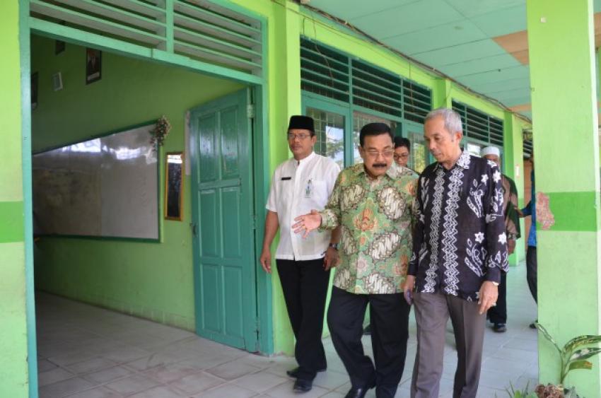 661. Komisi  X DPR RI meninjau persiapan UNBK SMP di Kalsel.JPG